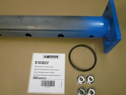 Remeha Rücklaufwasserrohr in blau mit mehreren Bohrungen, einer Dichtungsring und drei chromierten Muttern sowie einem Produktetikett.